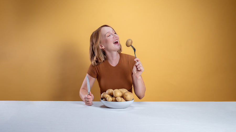 Mirella Precek, Gründerin von Willa Wunst, isst rohe Kartoffeln.