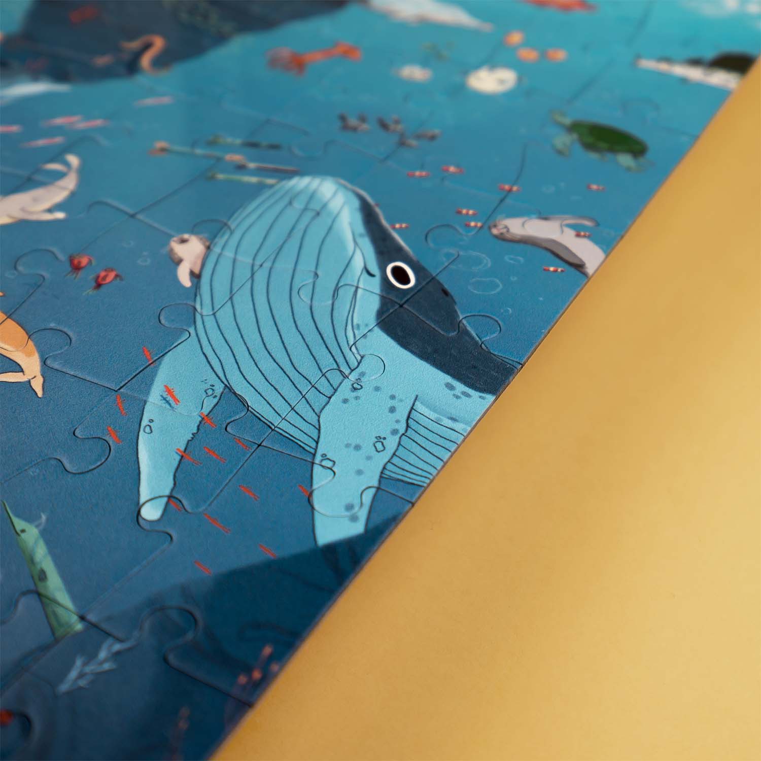 Detailshot Kinderpuzzle Unterwasserwelt (im Bild ein Wal)
