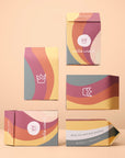 Fünf Produktverpackungen Willa Wunst vor orangem Hintergrund