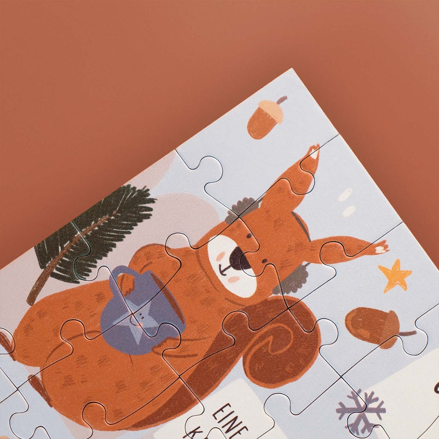 Detailshot Kinderpuzzle Winteraktivitäten